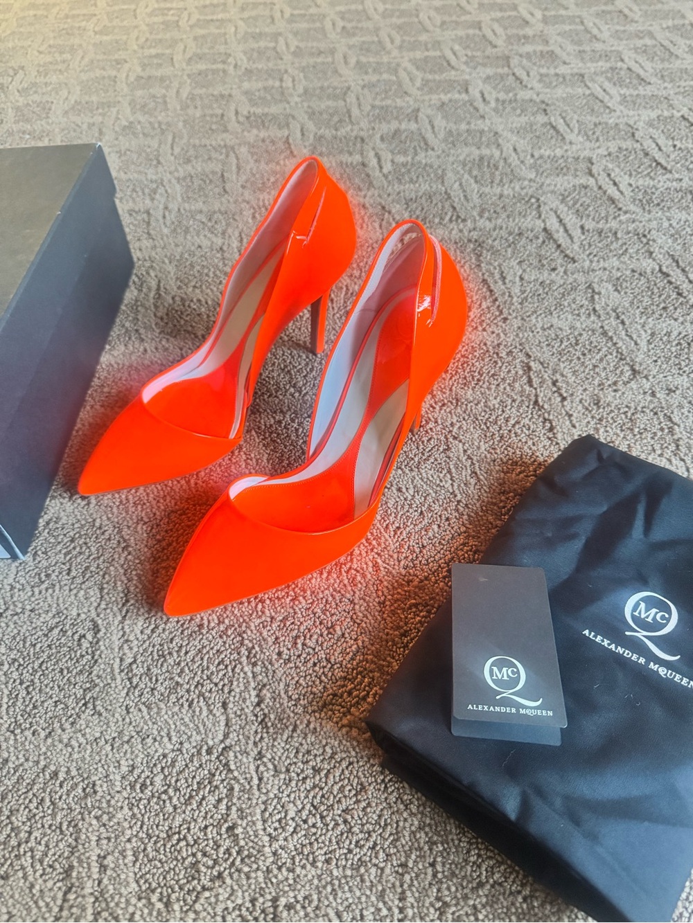 Alexander McQueen Women's Slask Pointed Patent Pumps Neon Orange - Picture 2 of 9